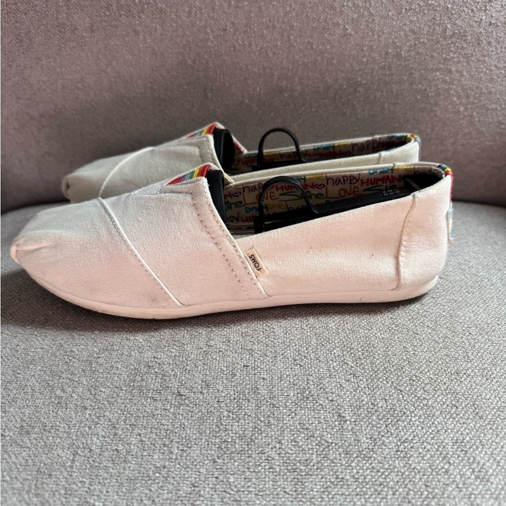 Toms Pride Shoes Women’s Size 6.5 White Canvas Slip On Casual Loafers - Picture 2 of 5